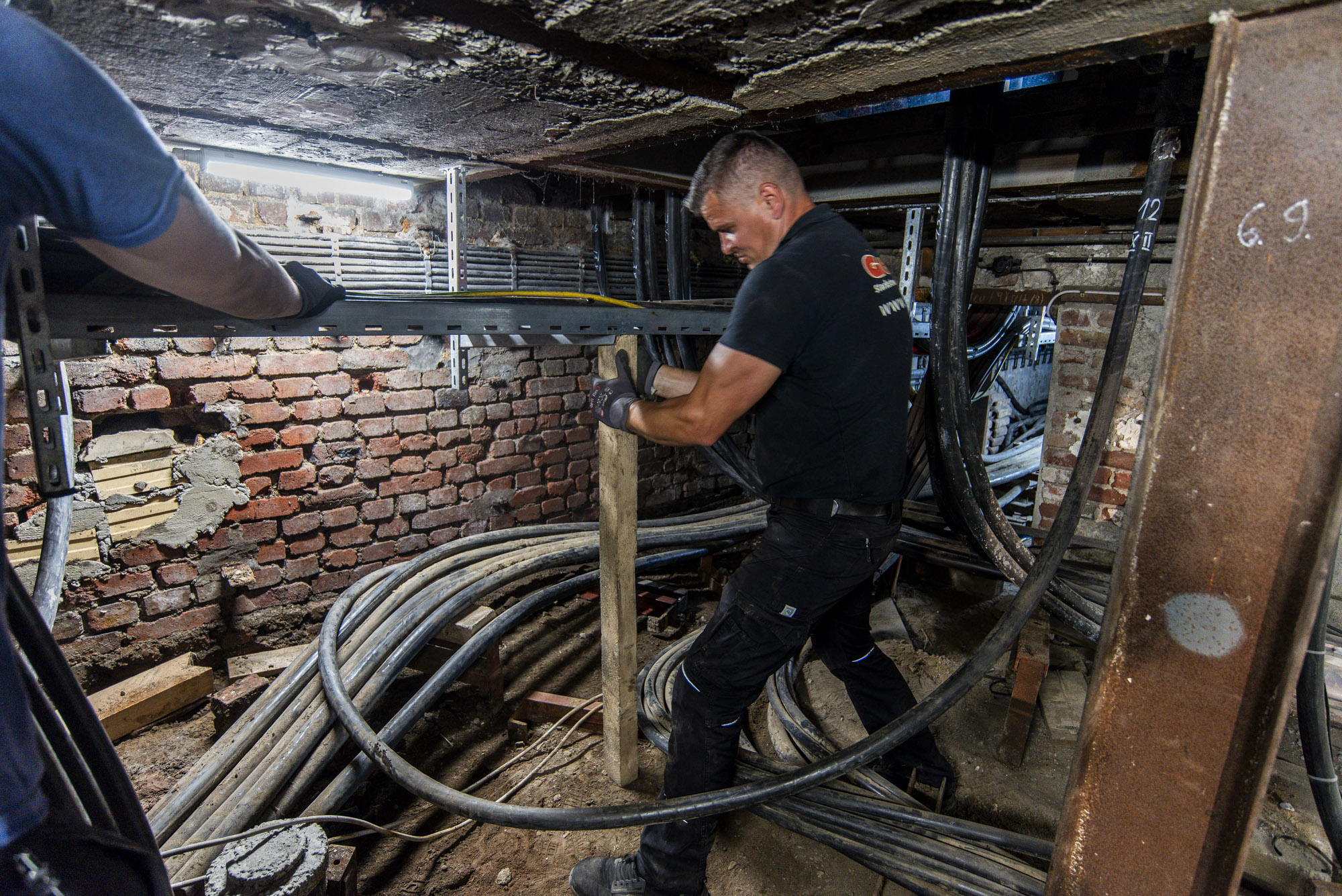 Niederspannung 15 Kabelziehen in eine neuen Niederspannungshauptverteilung