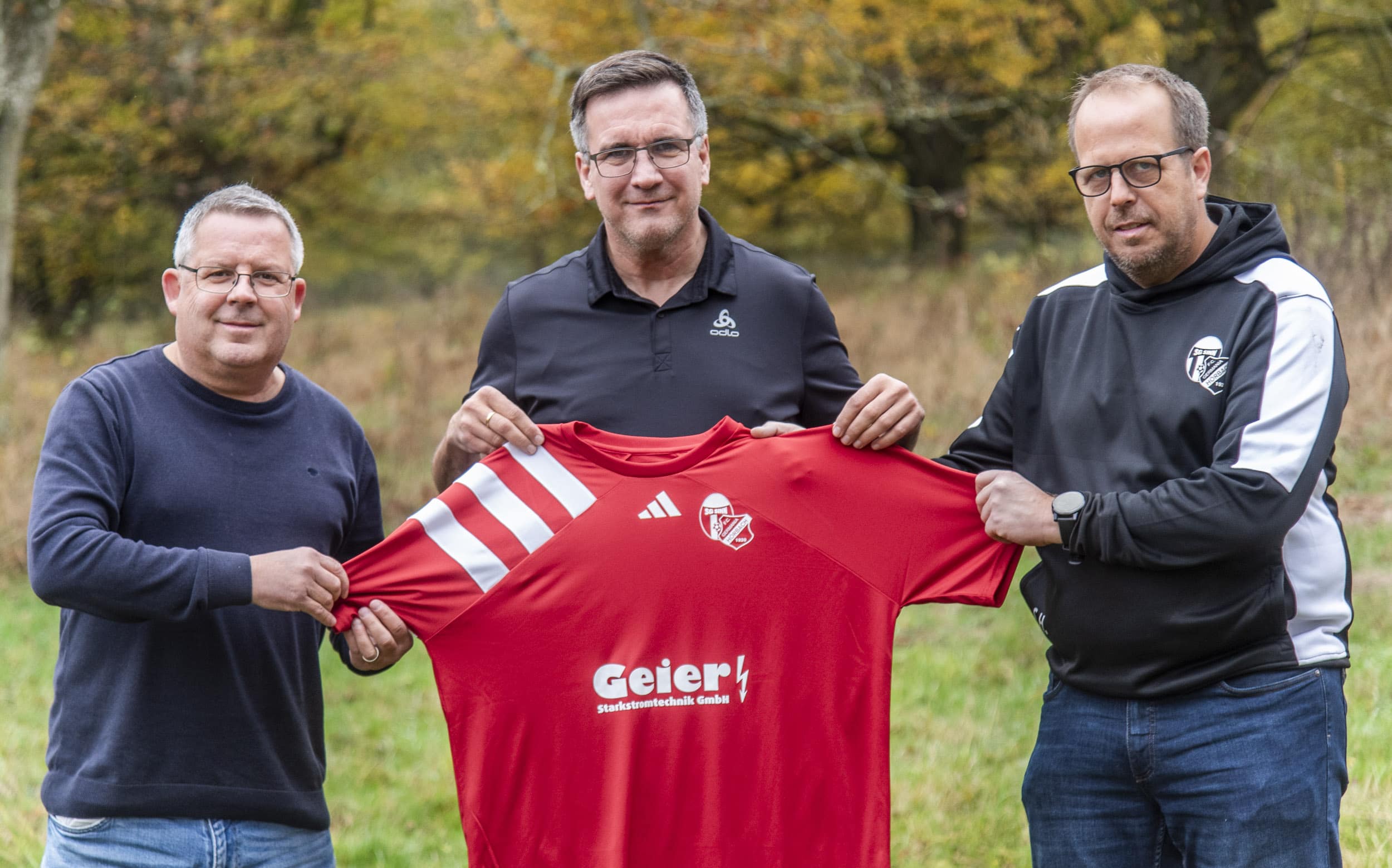 Neue Trikots für die SG Sinn/Hörbach – Geier Starkstromtechnik unterstützt den regionalen Fußball 1 Geier Starkstrom sponsert Trikot für JSG Sinn