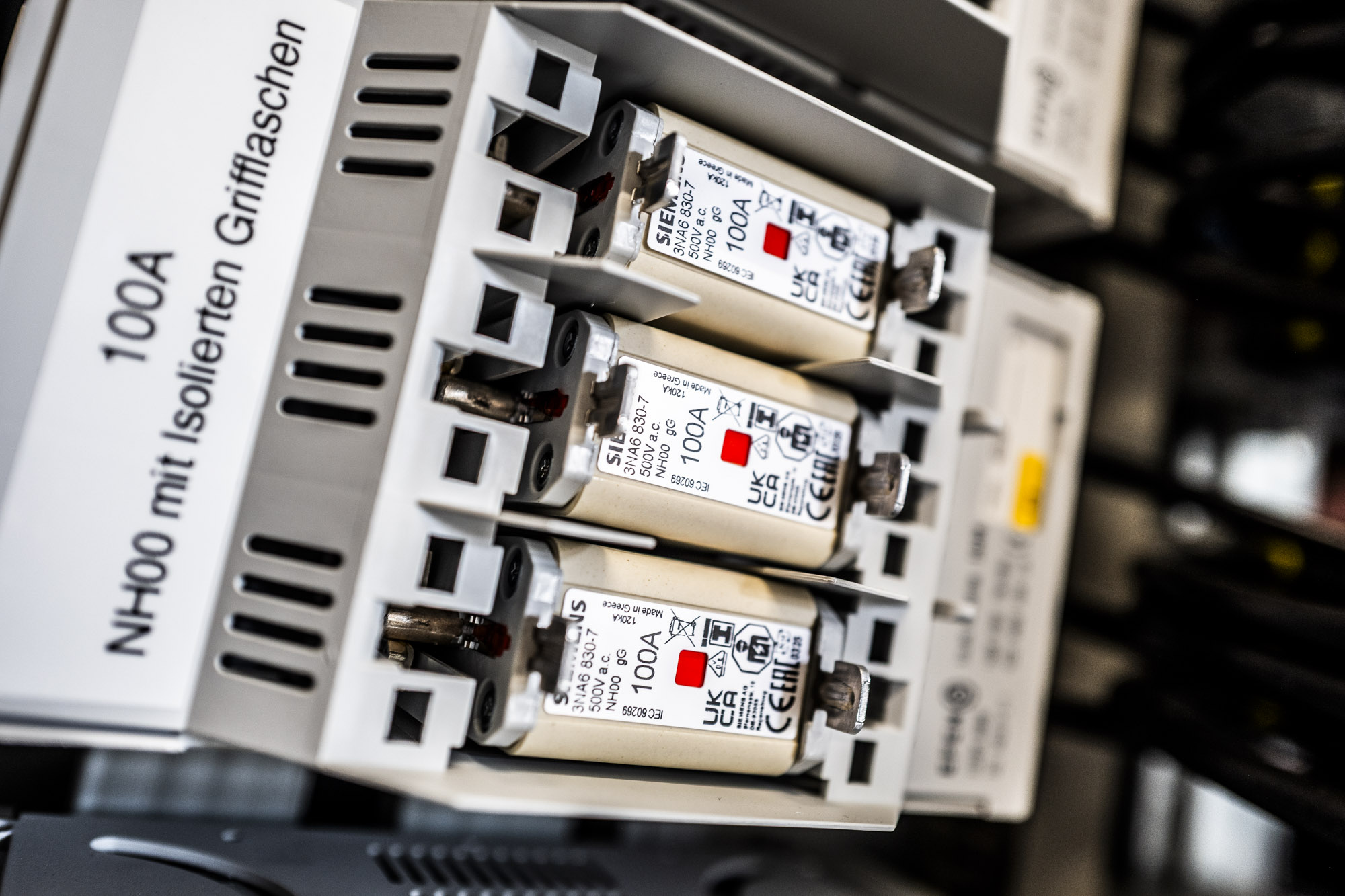 Blindstromkompensation 19 NH-Lasttrenner mit NH-Sicherungen und isolierter Griff-Lasche in Schaltschrank