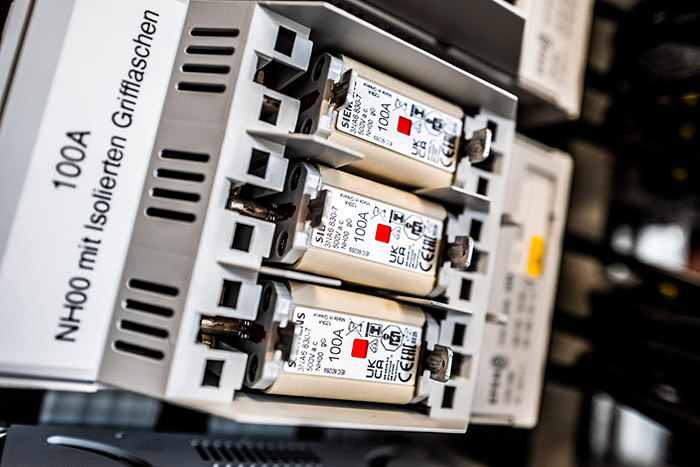 Blindstromkompensation 11 NH-Lasttrenner mit isolierter Grifflasche