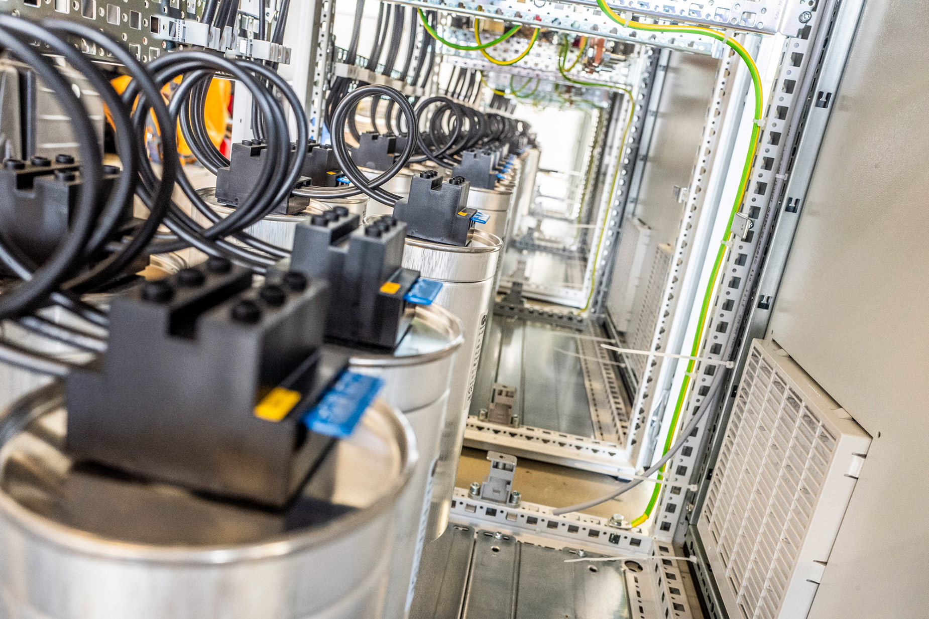 Blindstromkompensation 21 Schütze einer Blindstromkompensationsanlage vor Kondensatorstufen im Schaltschrank