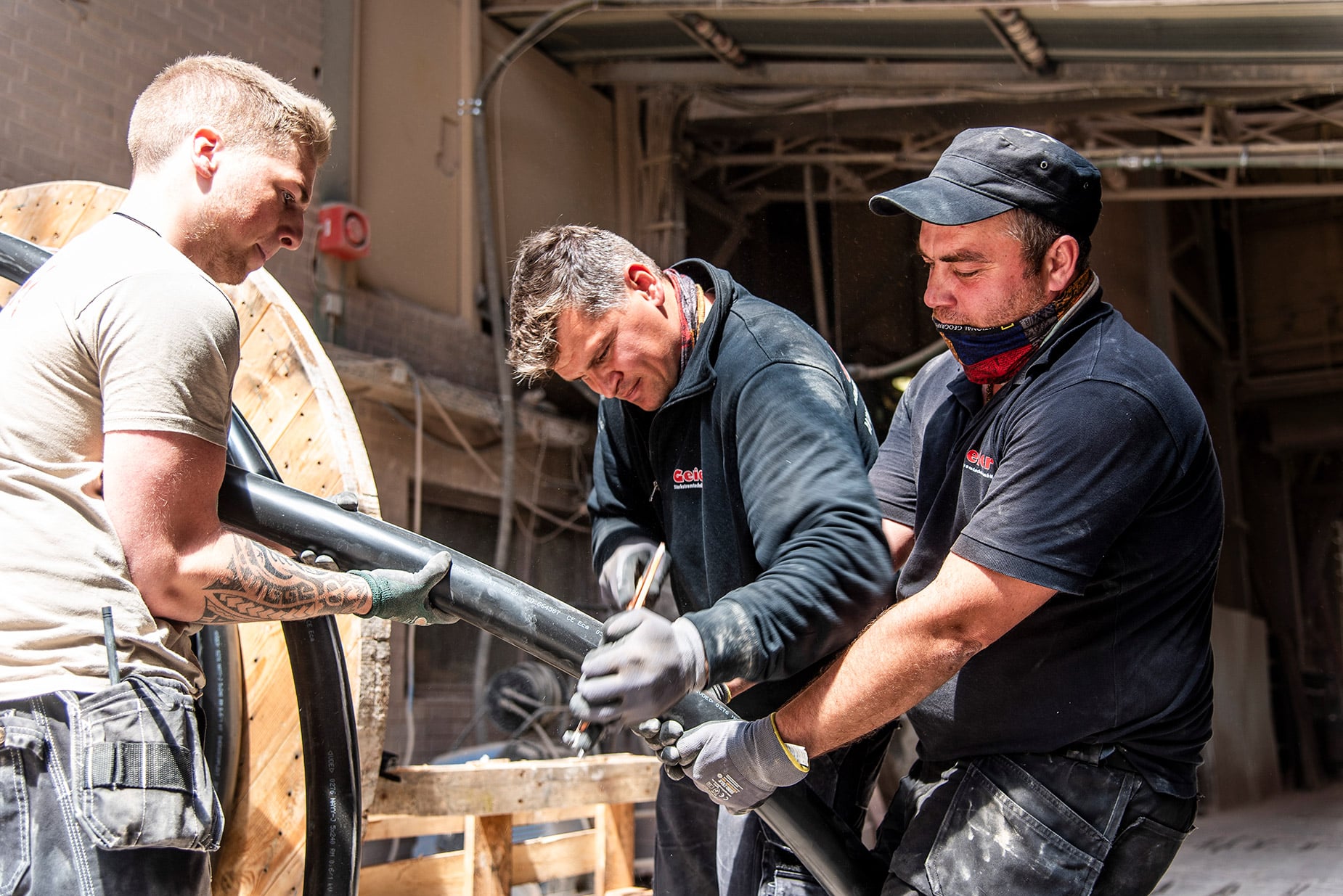 Über Uns 25 Verlegung eines Kabels