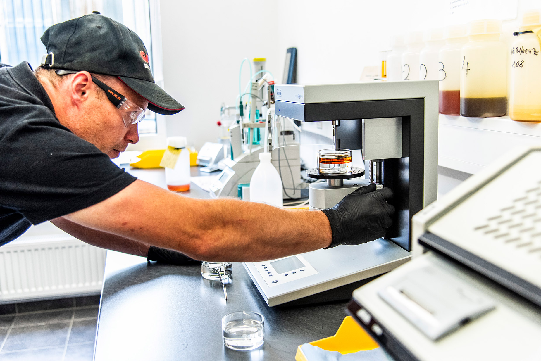 Über Uns 7 Untersuchung einer Ölprobe im eigenen Labor