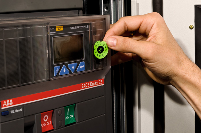 Wartung, Revision & Service 2 Wartung Revision Service Niederspannungsleistungsschalter