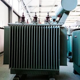 Transformatoren 2 Öltransformator mit Ausdehnungsgefäß